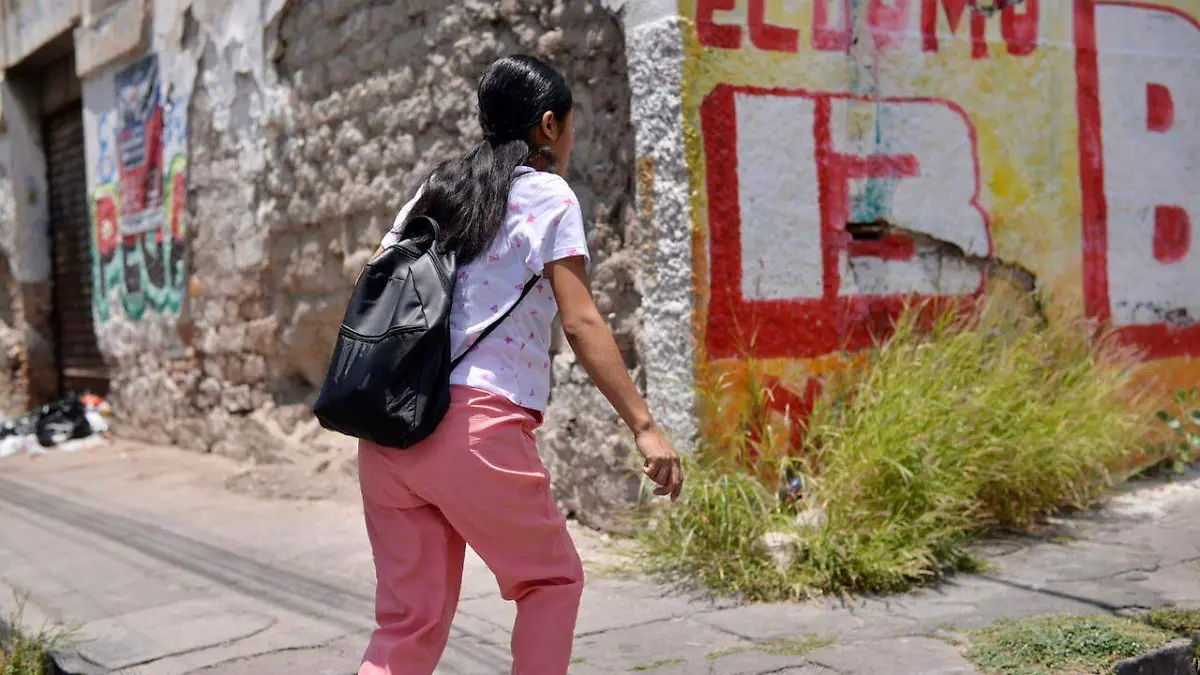 mujer mujeres en la calle 3